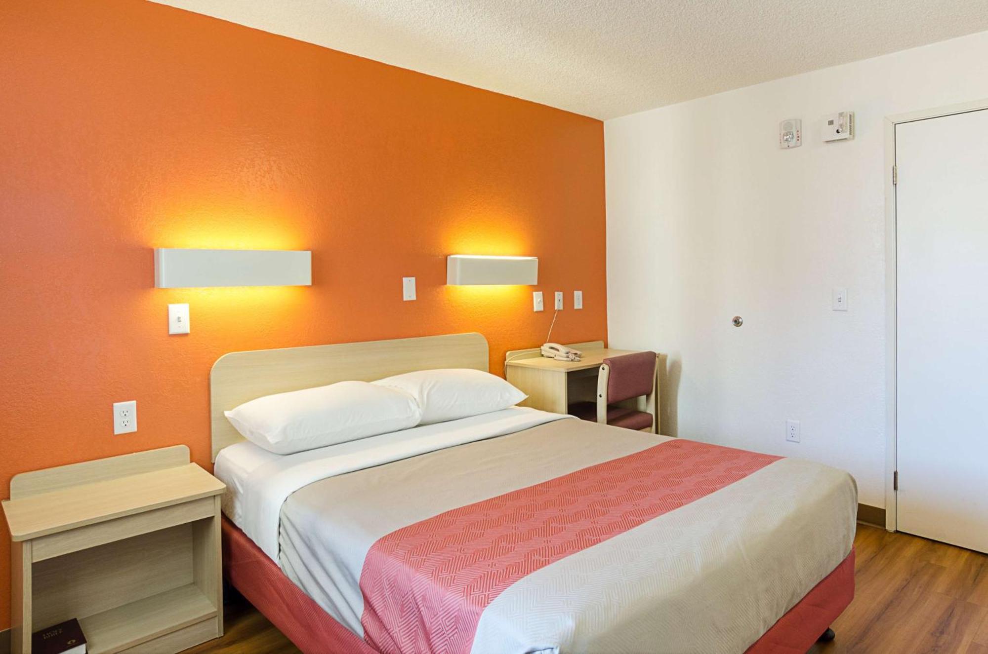 1 Queen Bed | Swimming Pool