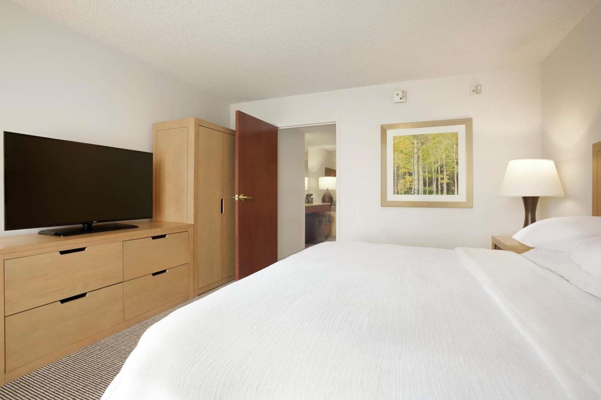 One-Bedroom King Suite Hearing Access or Non-Smoking