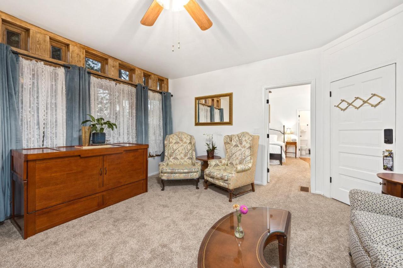 Deluxe King Suite