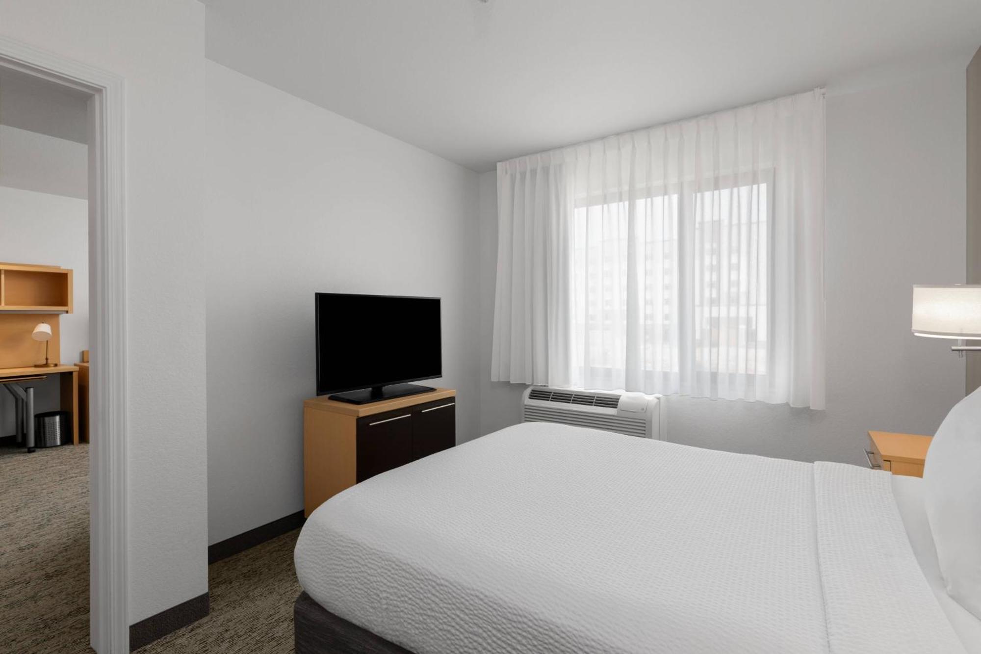 1 Bedroom Suite 1 Queen Sofa bed