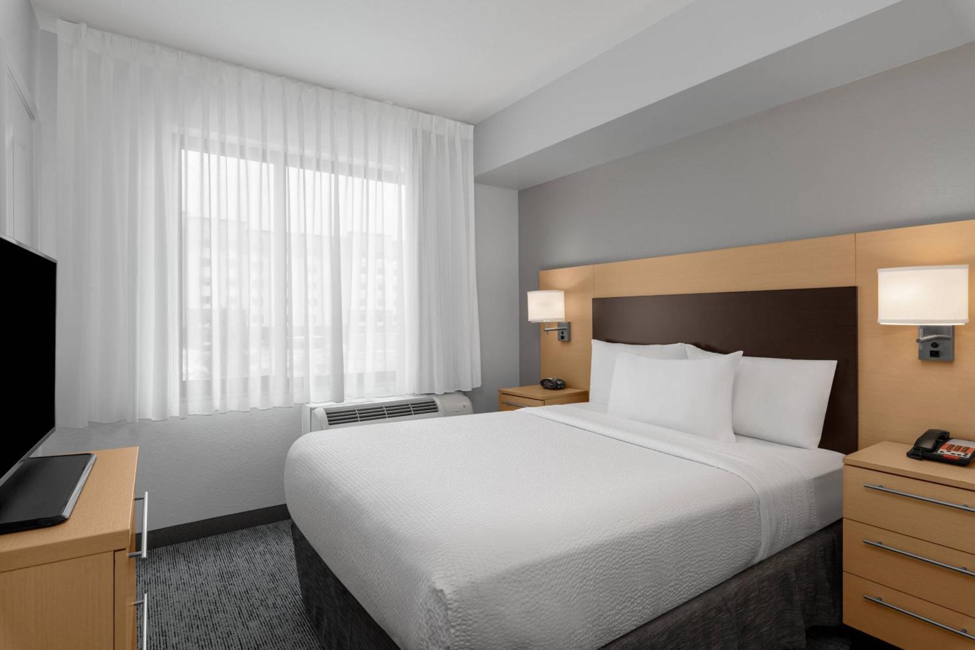 1 Bedroom Suite 1 Queen Sofa bed