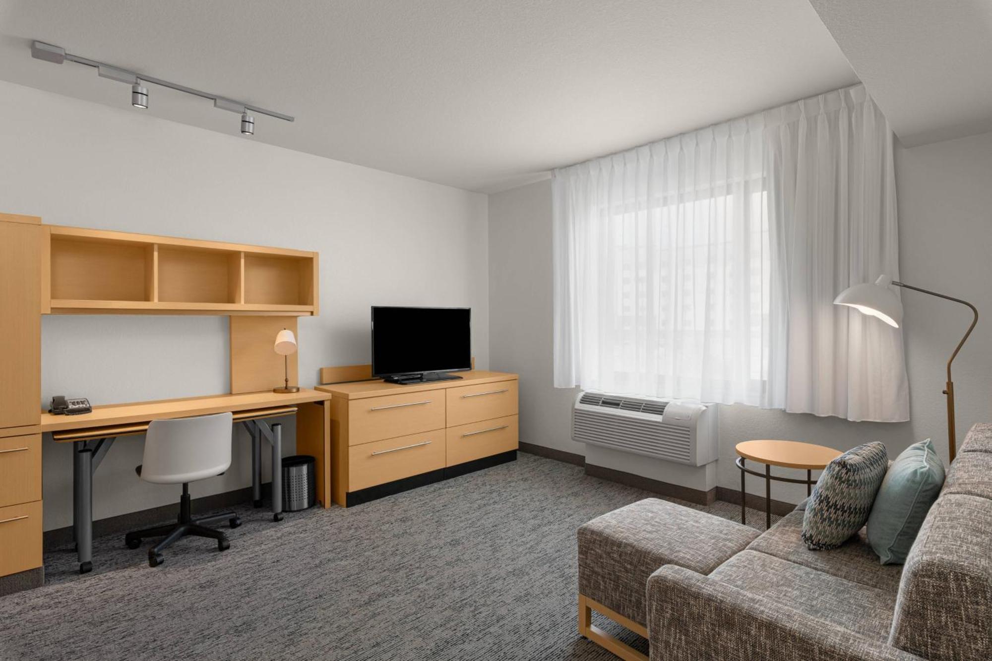 1 Bedroom Suite 1 Queen Sofa bed