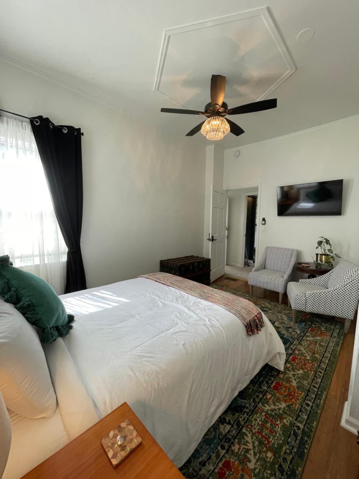 Deluxe Queen Suite