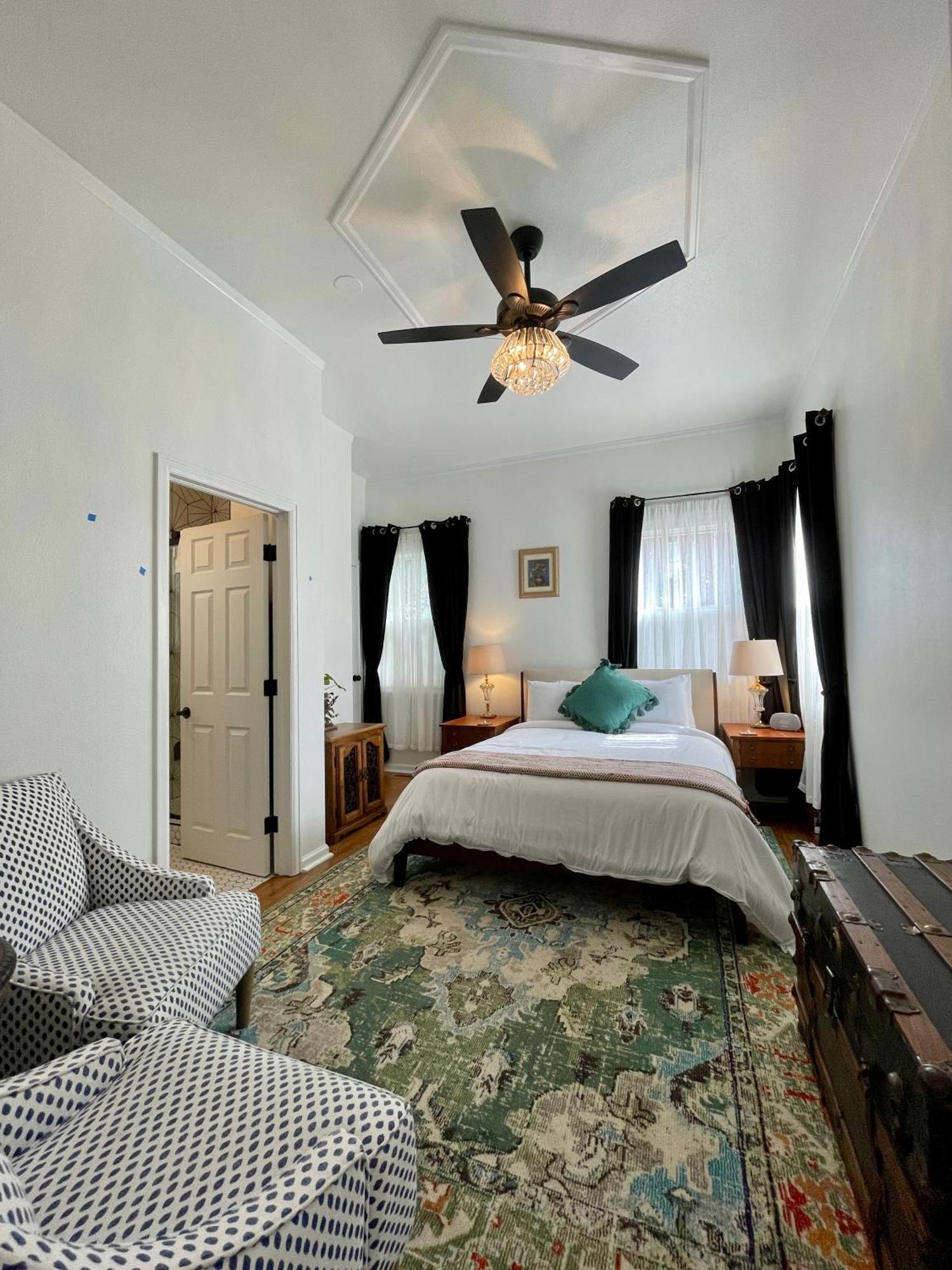 Deluxe Queen Suite