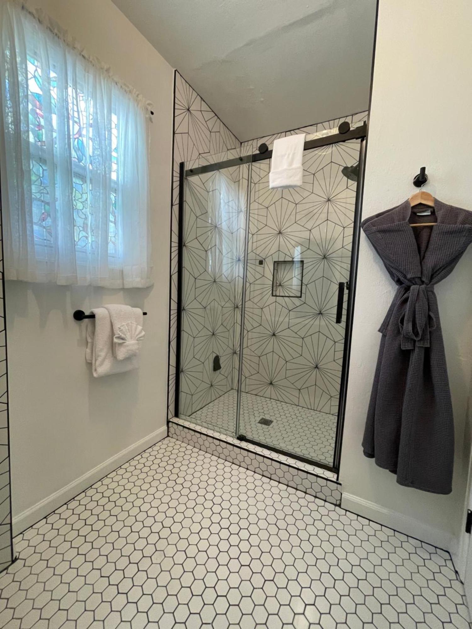 Deluxe Queen Suite