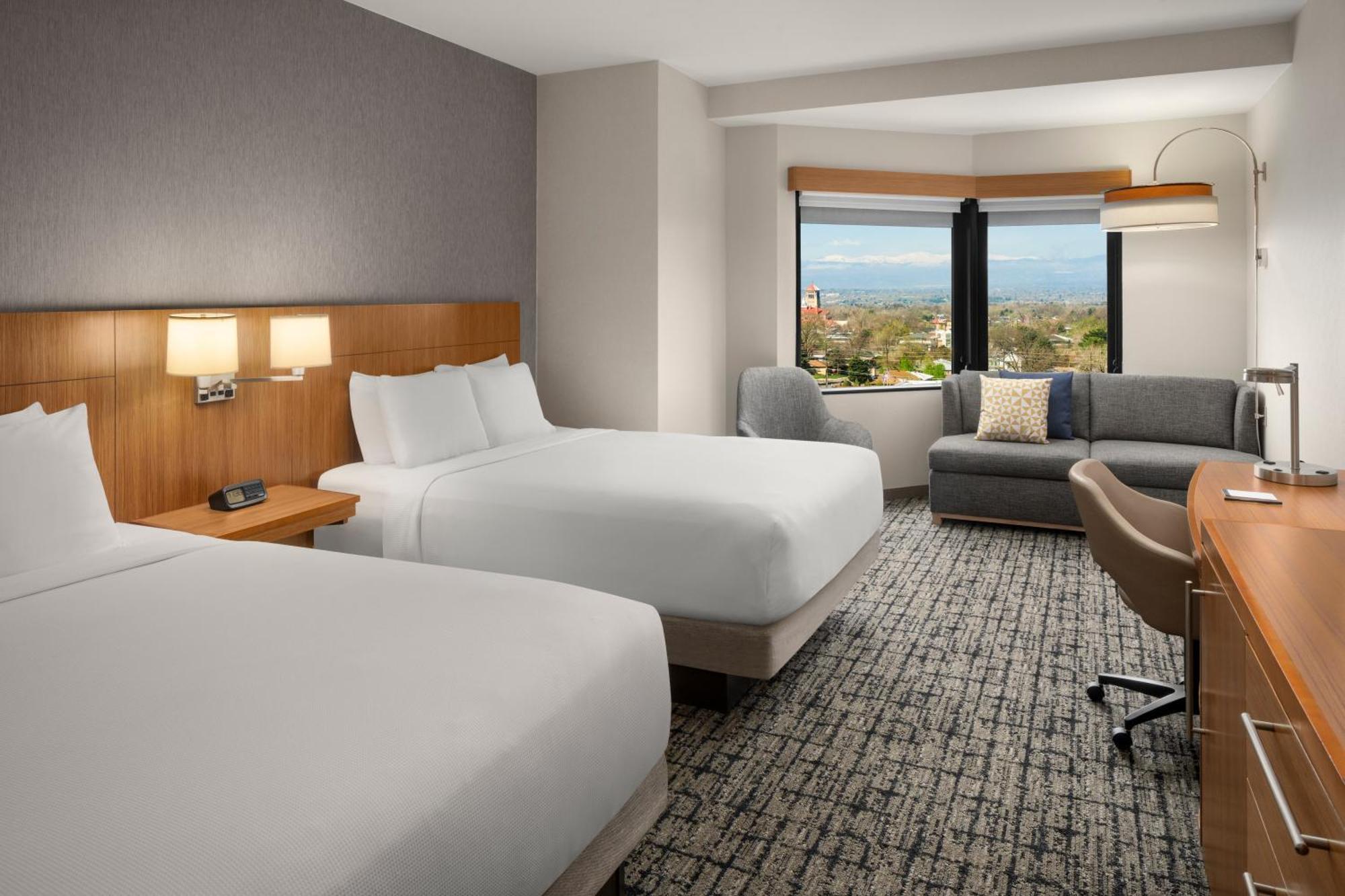 Queen Room Two Queen Beds Mountain View