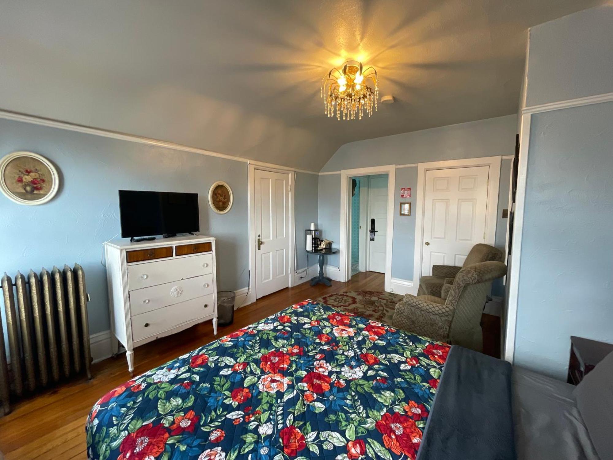Augusta Room 33