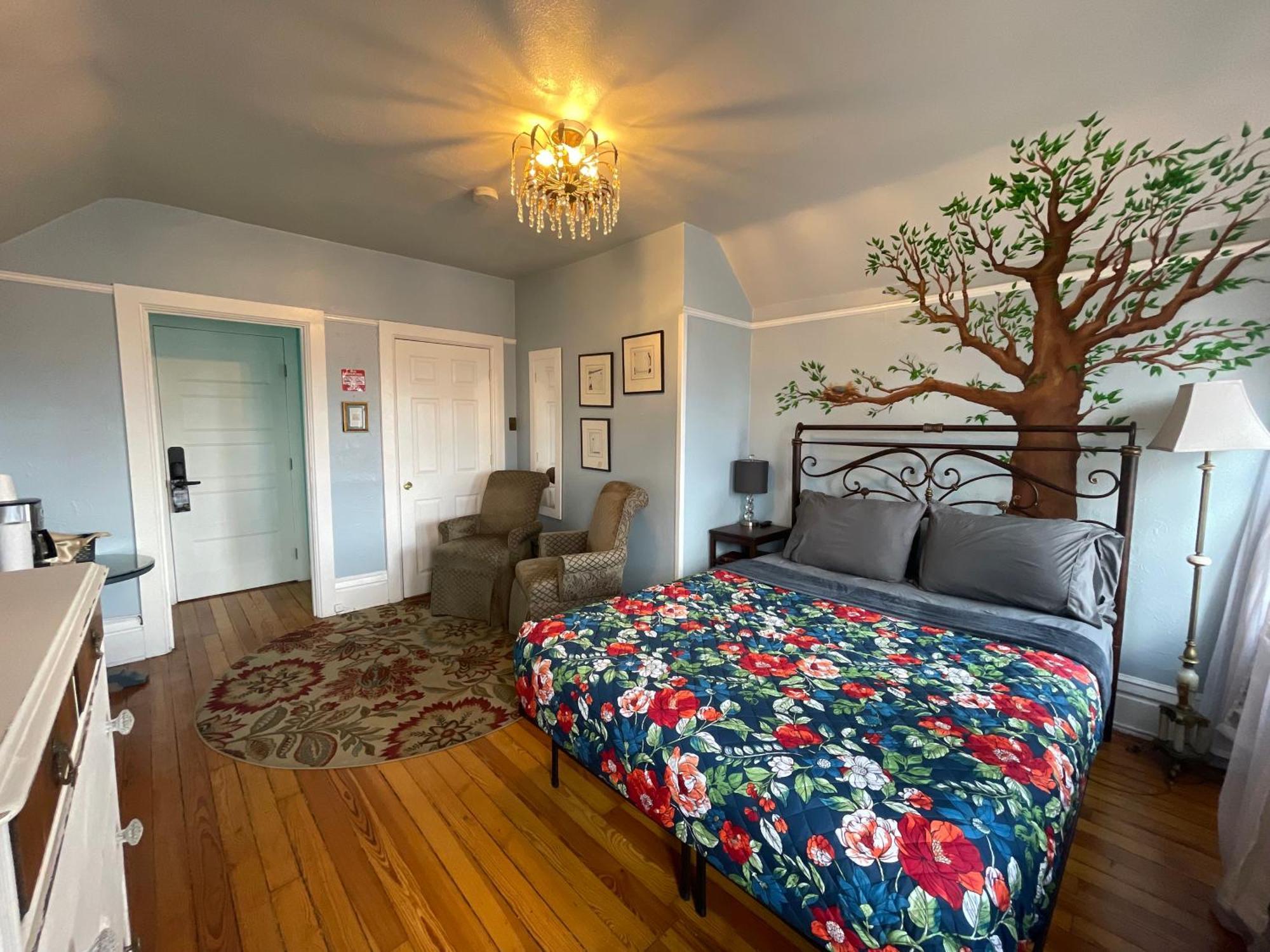 Augusta Room 33