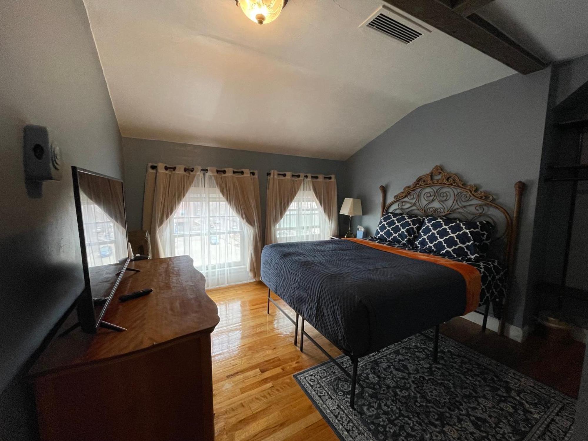 Leopold Room 32