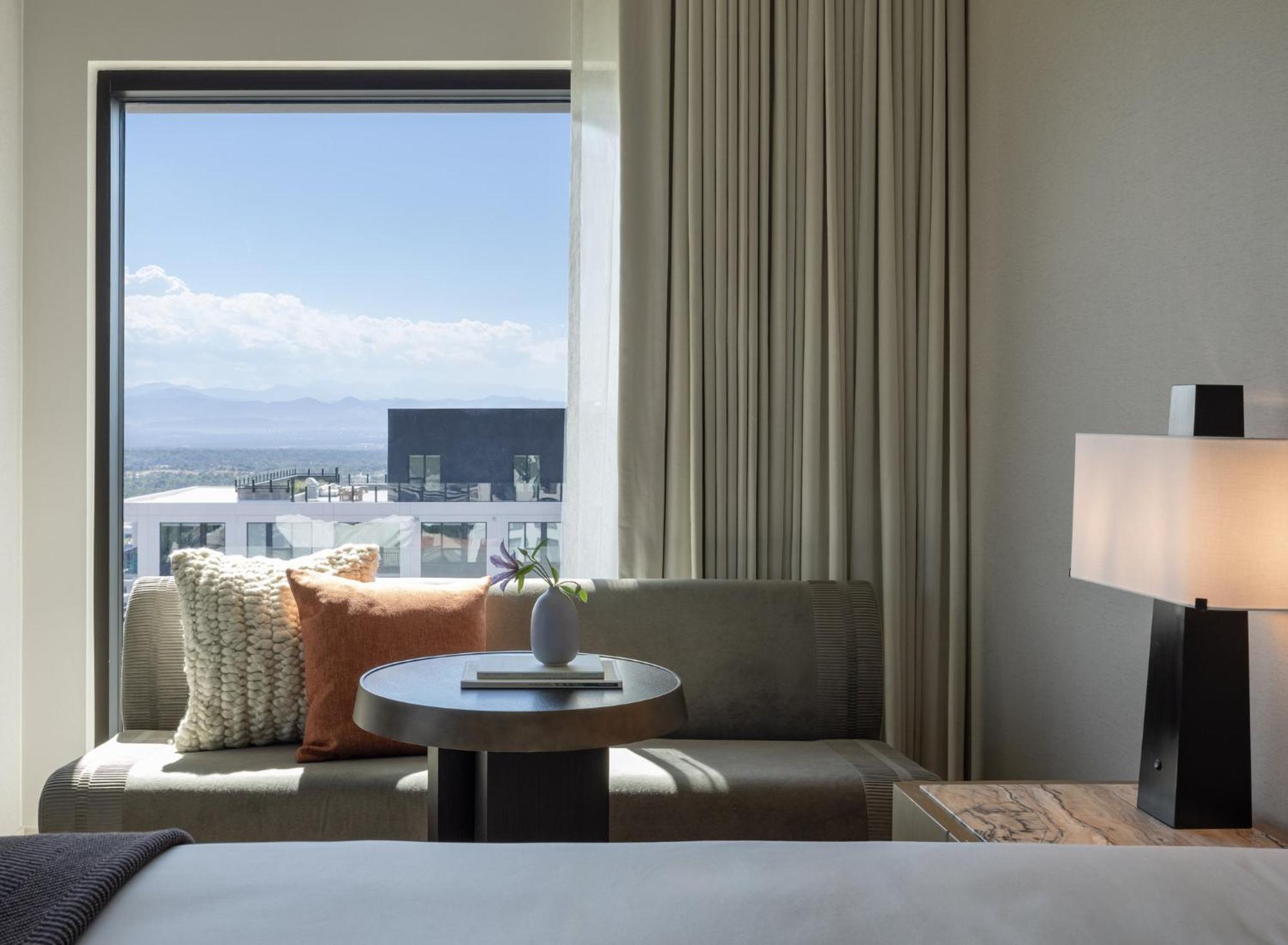 Premium King Corner Room Mountain View