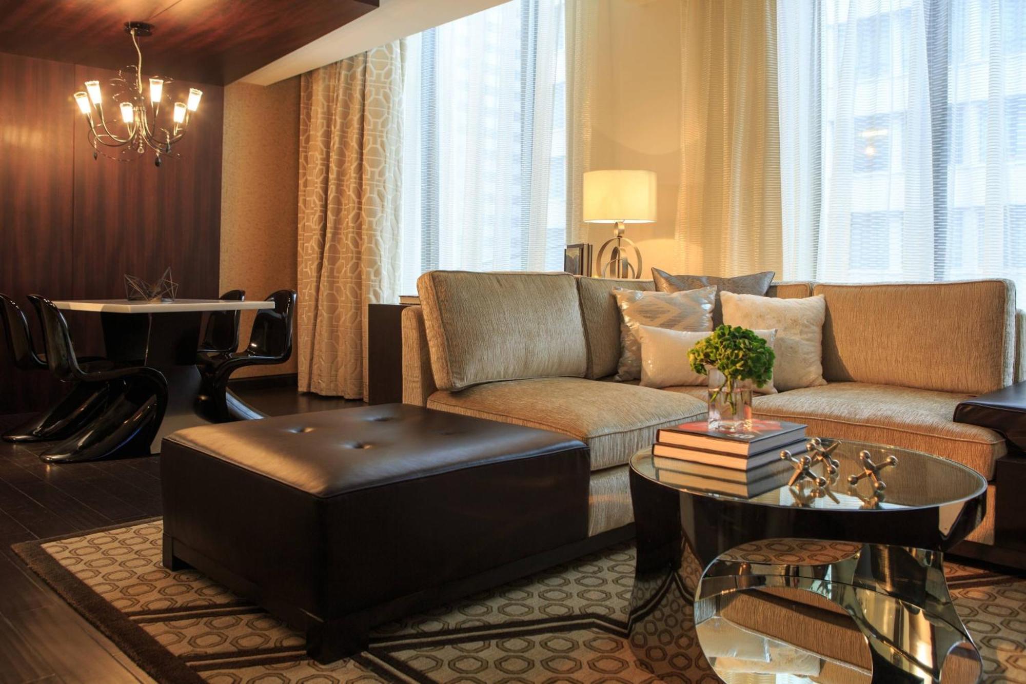 Luxury 1 Bedroom Suite 1 King