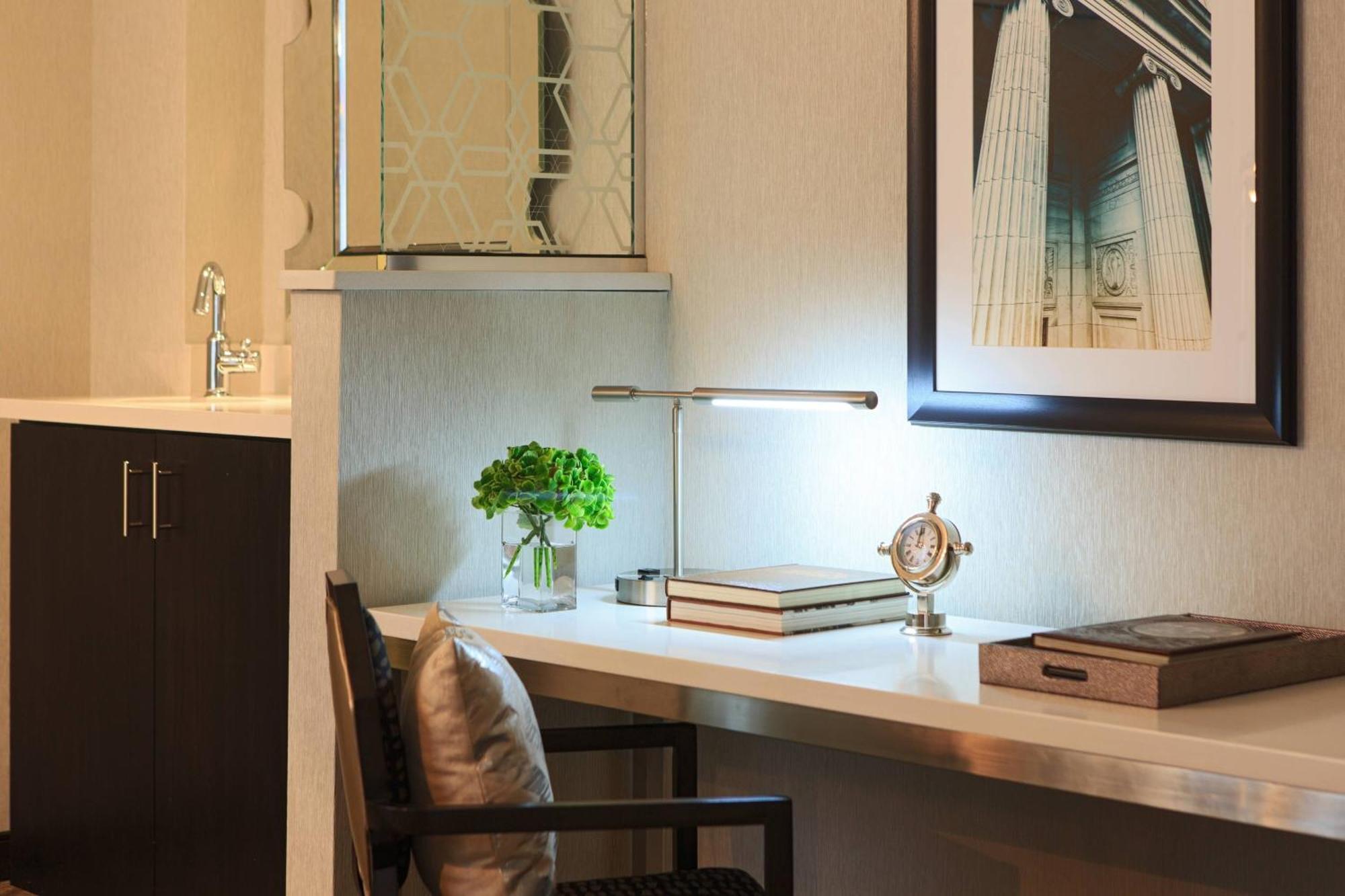Luxury 1 Bedroom Suite 1 King
