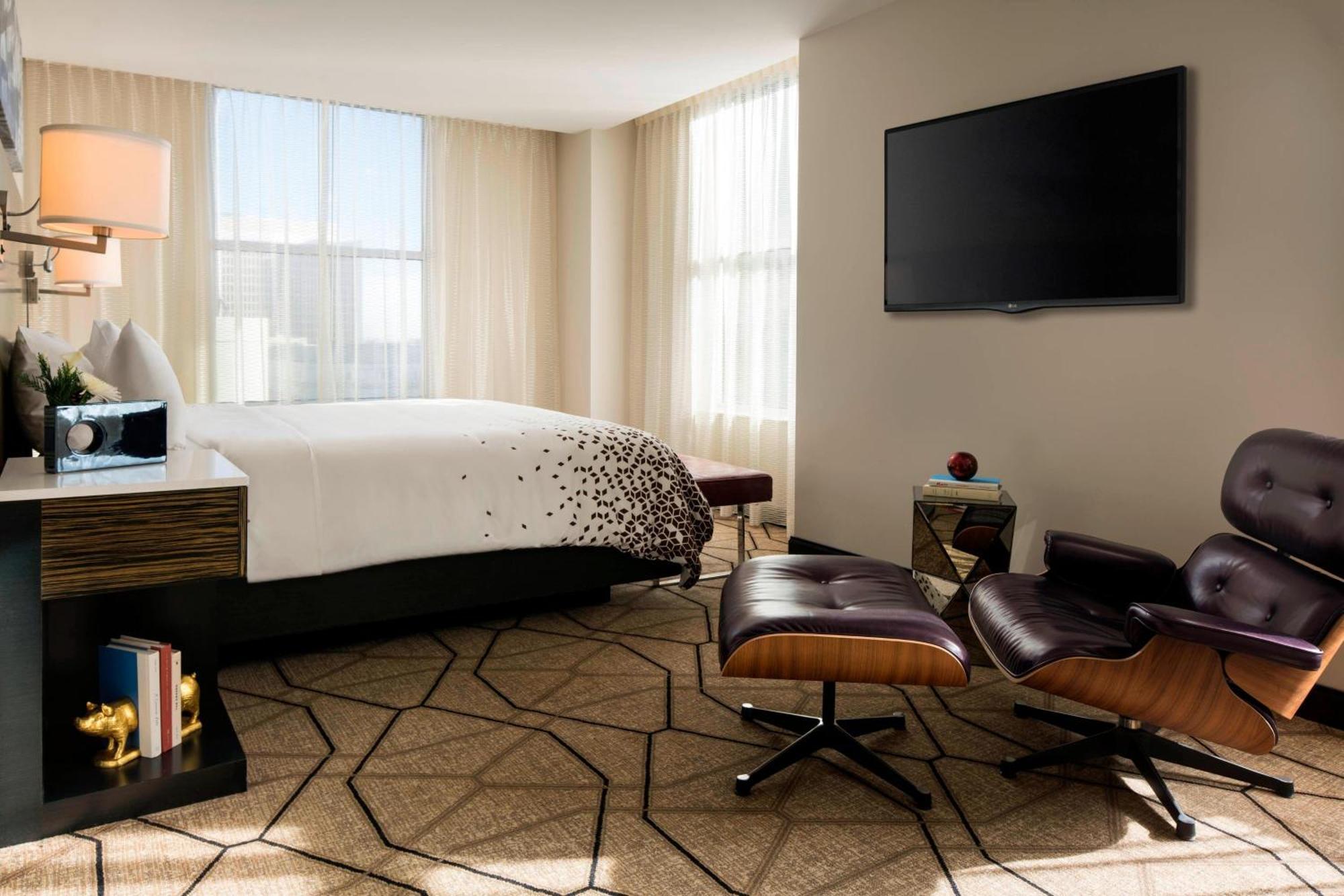 Luxury 1 Bedroom Suite 1 King