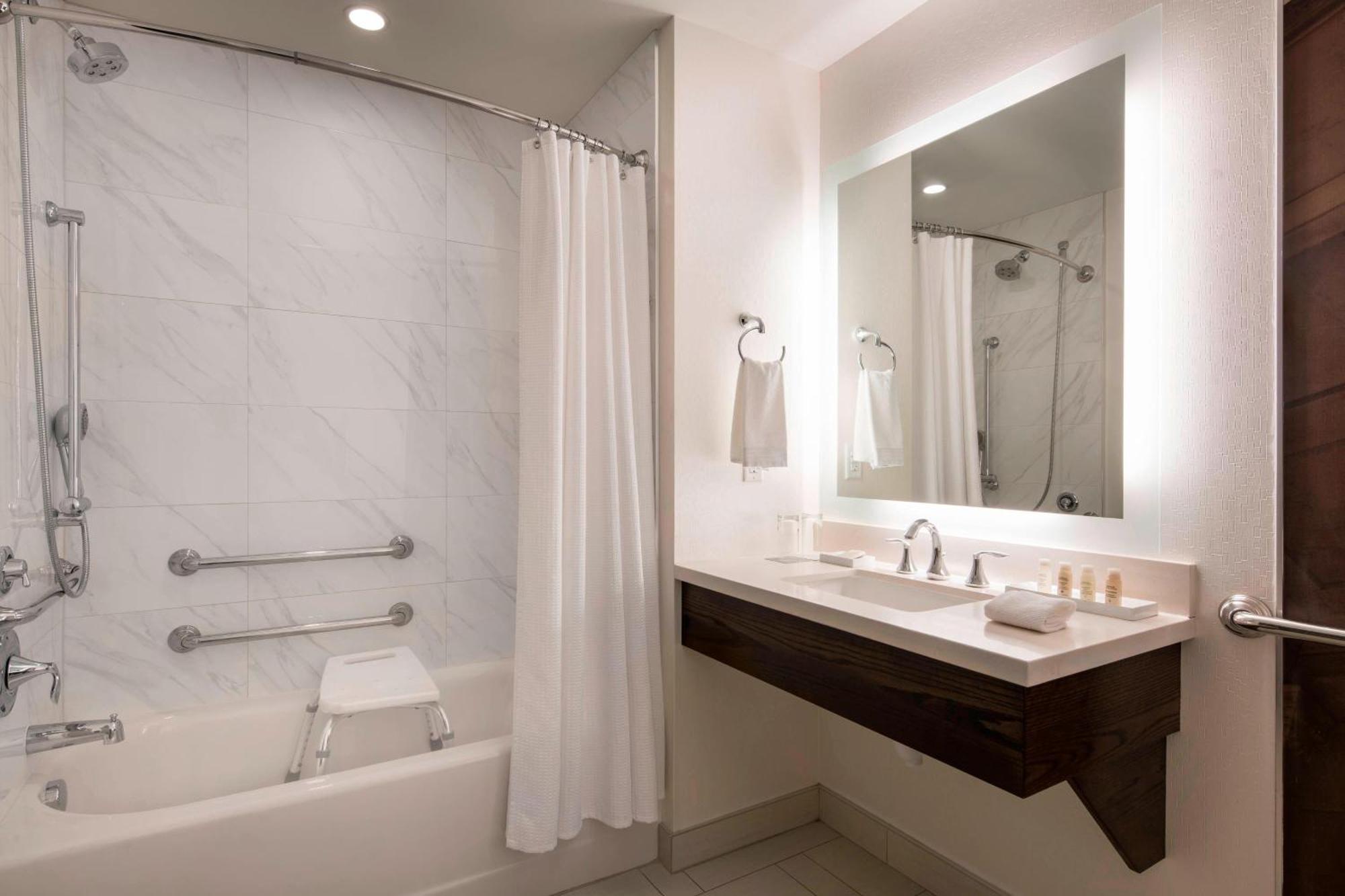 Club level Larger Guest room 1 King