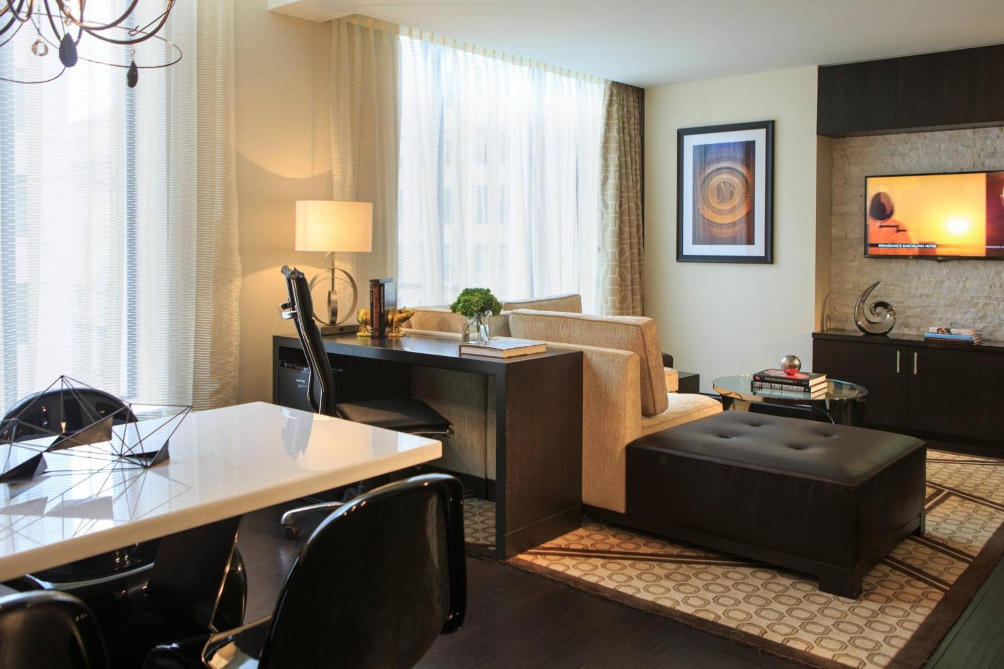 Luxury 1 Bedroom Suite 1 King