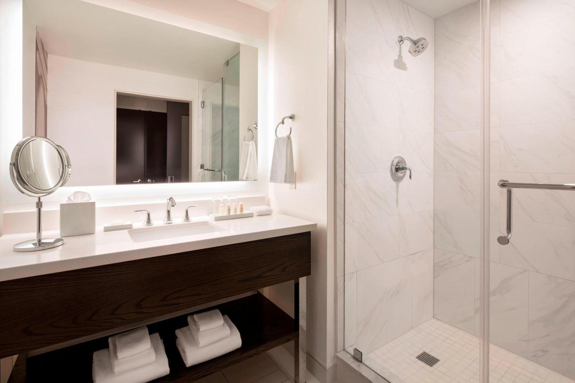 Club level Larger Guest room 1 King