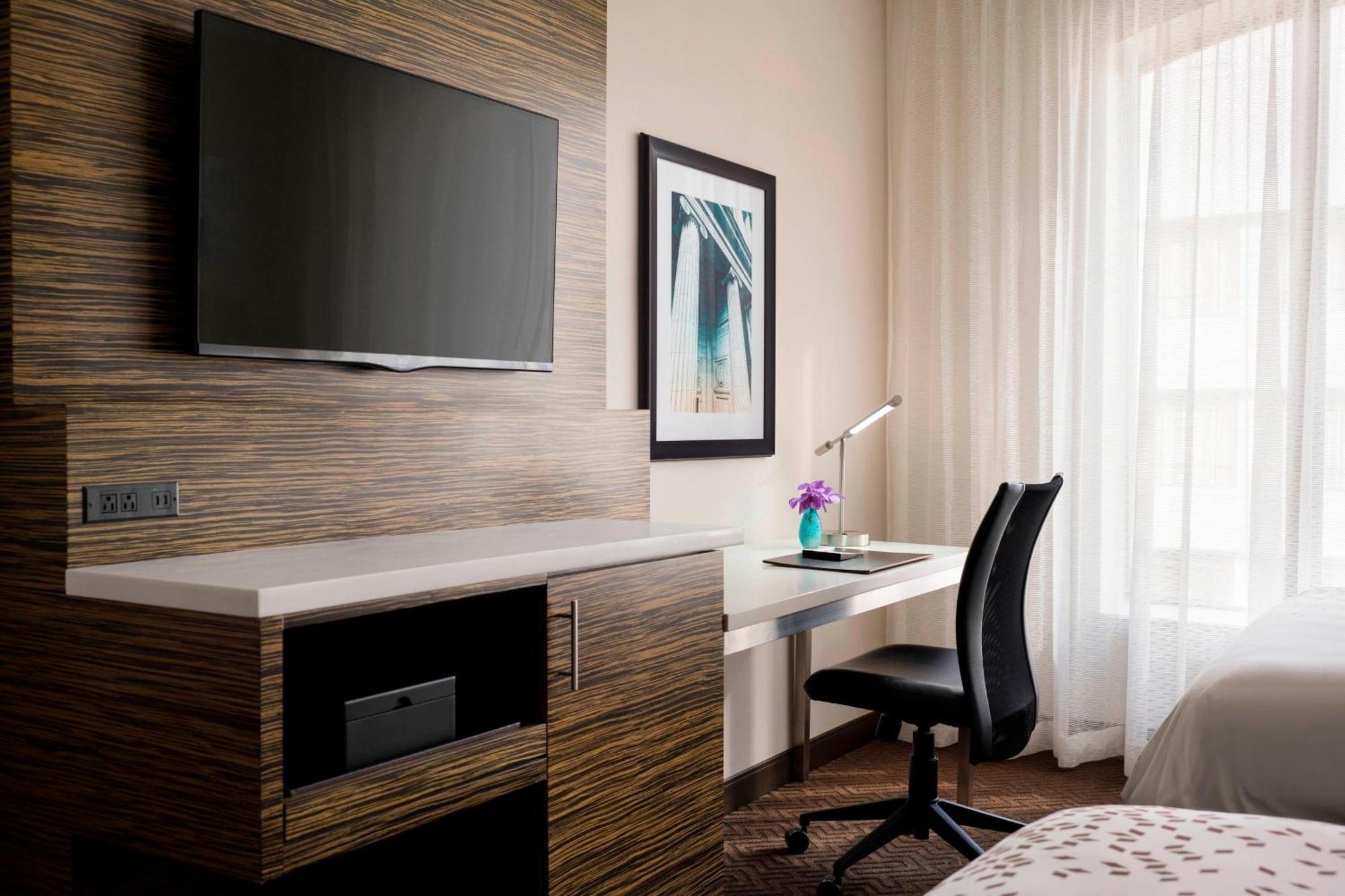 Club level Larger Guest room 1 King