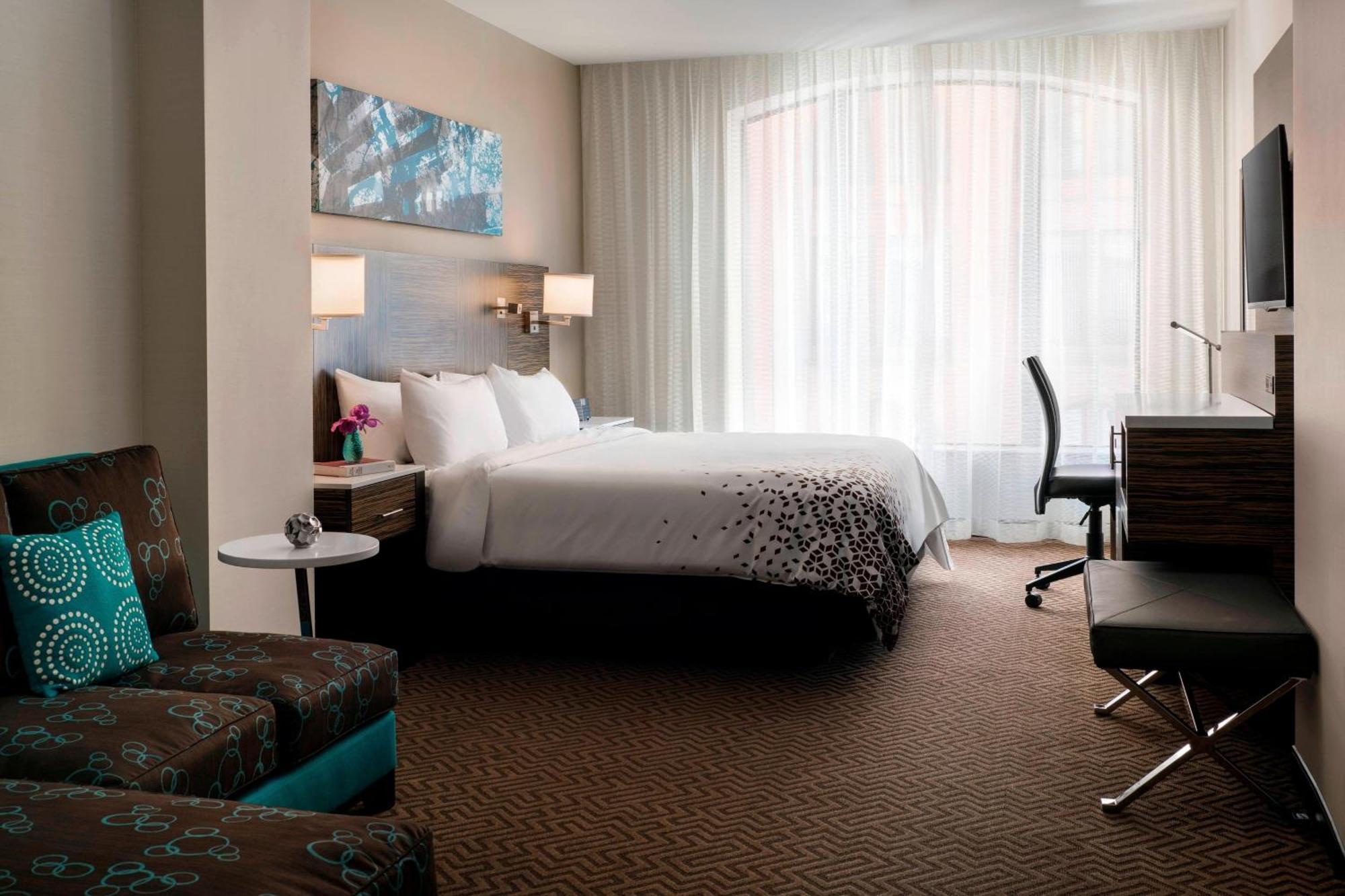 Club level Larger Guest room 1 King