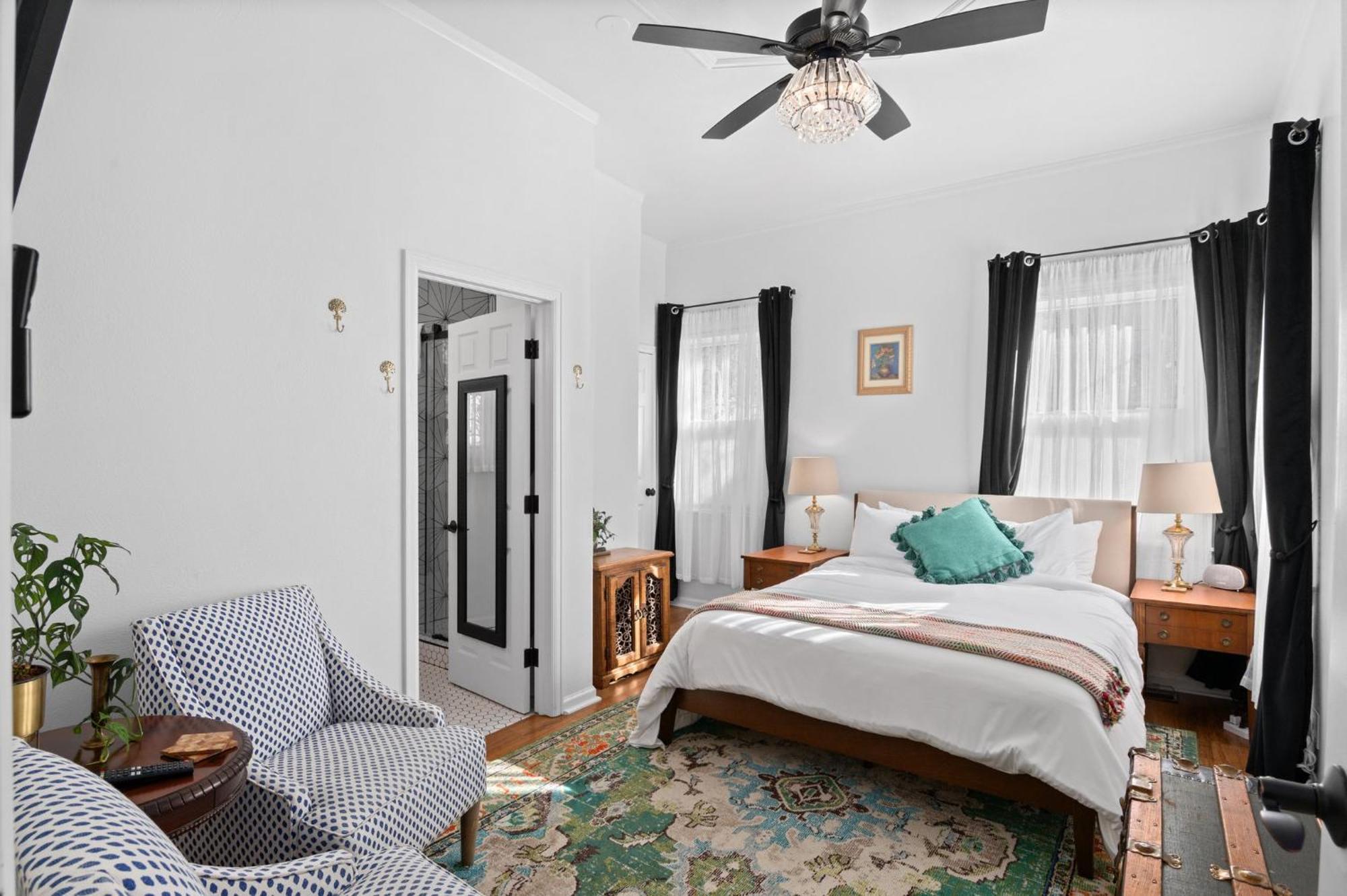 Deluxe Queen Suite