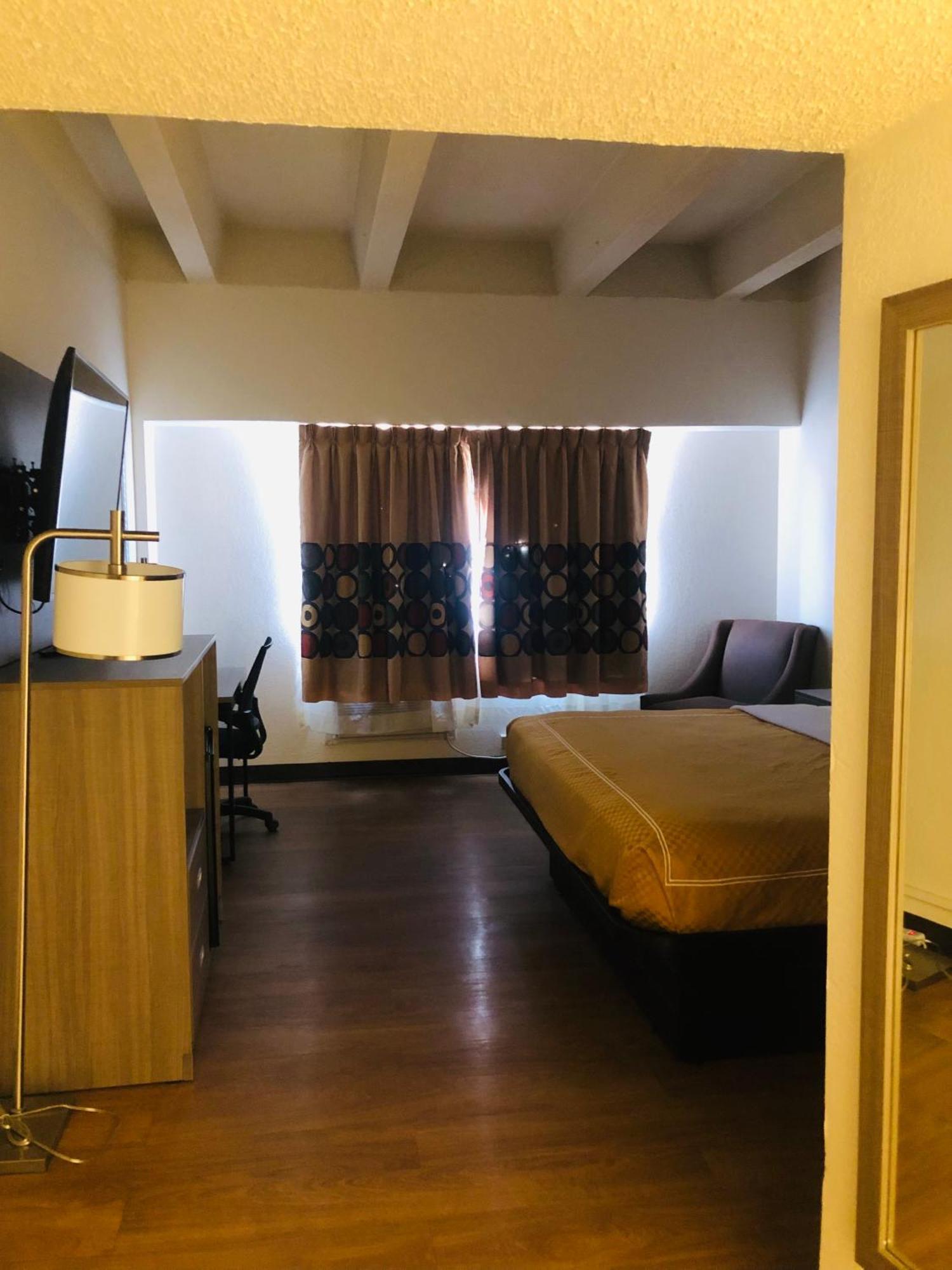 King Room Accessible or Non-Smoking