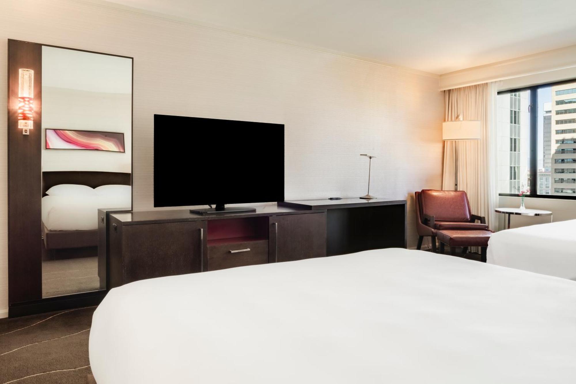Zimmer mit 2 Queensize-Betten und Stadtblick