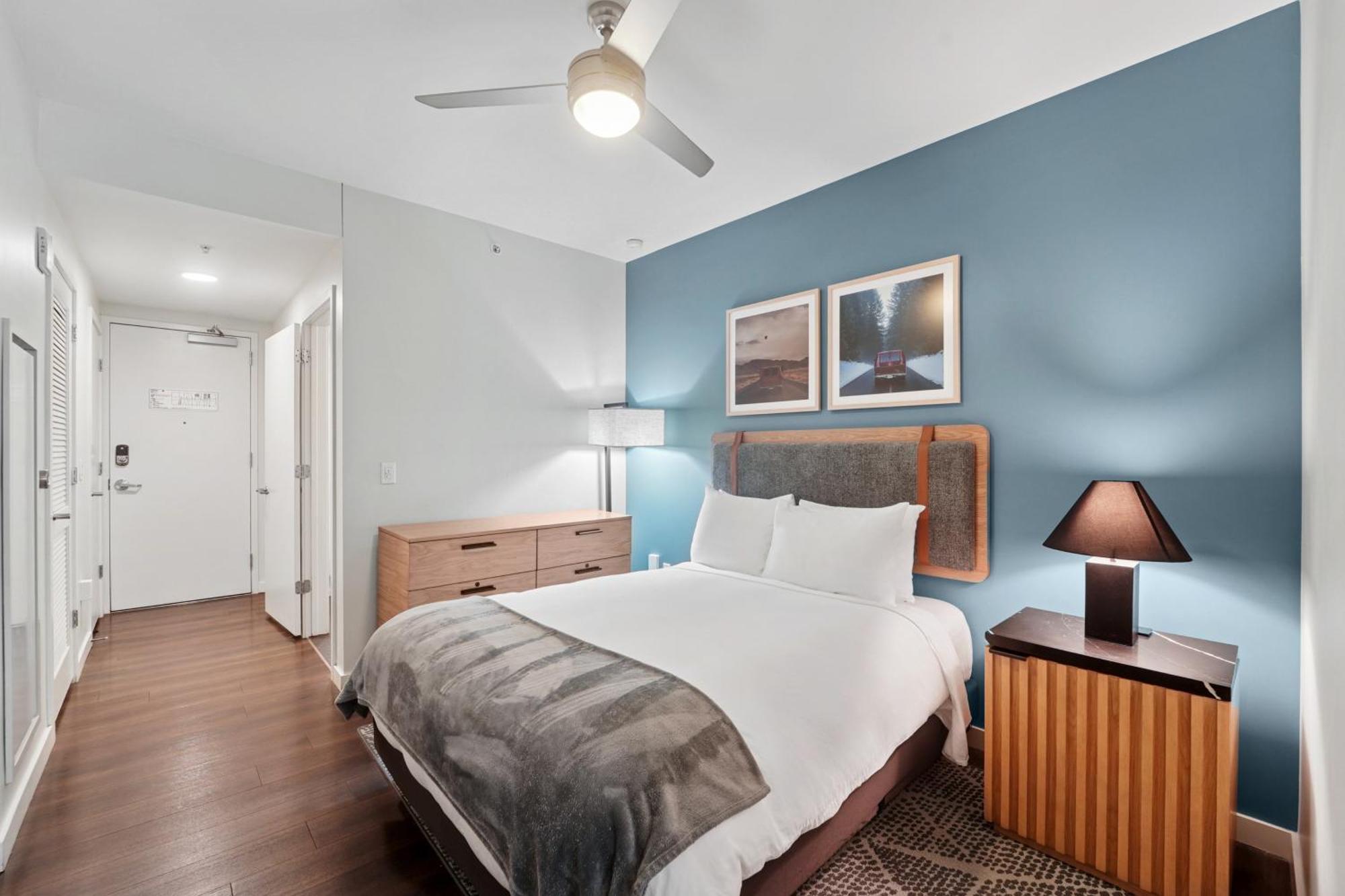Studio Designer Furnished Apt at Union Station