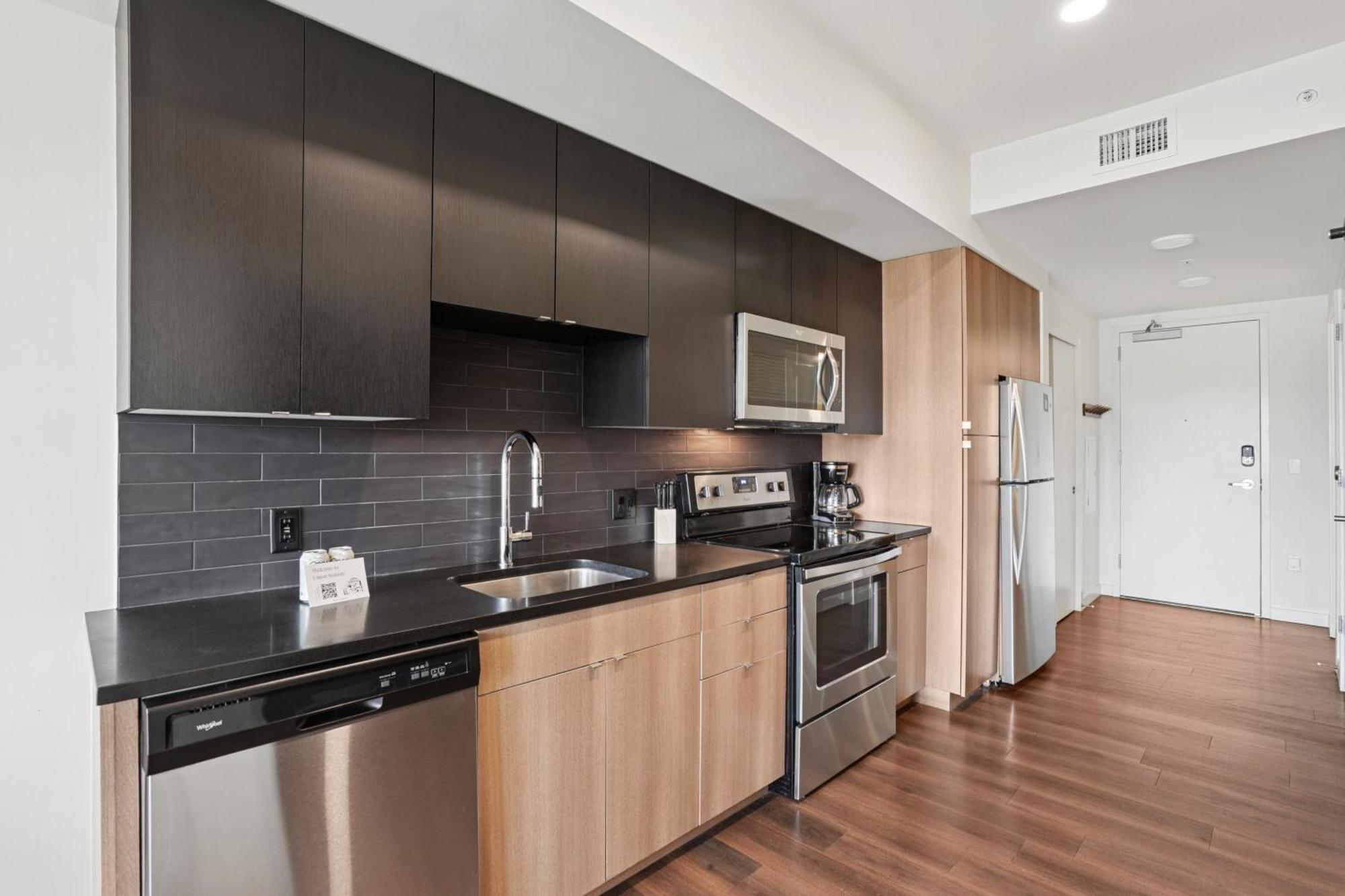 Studio Designer Furnished Apt at Union Station