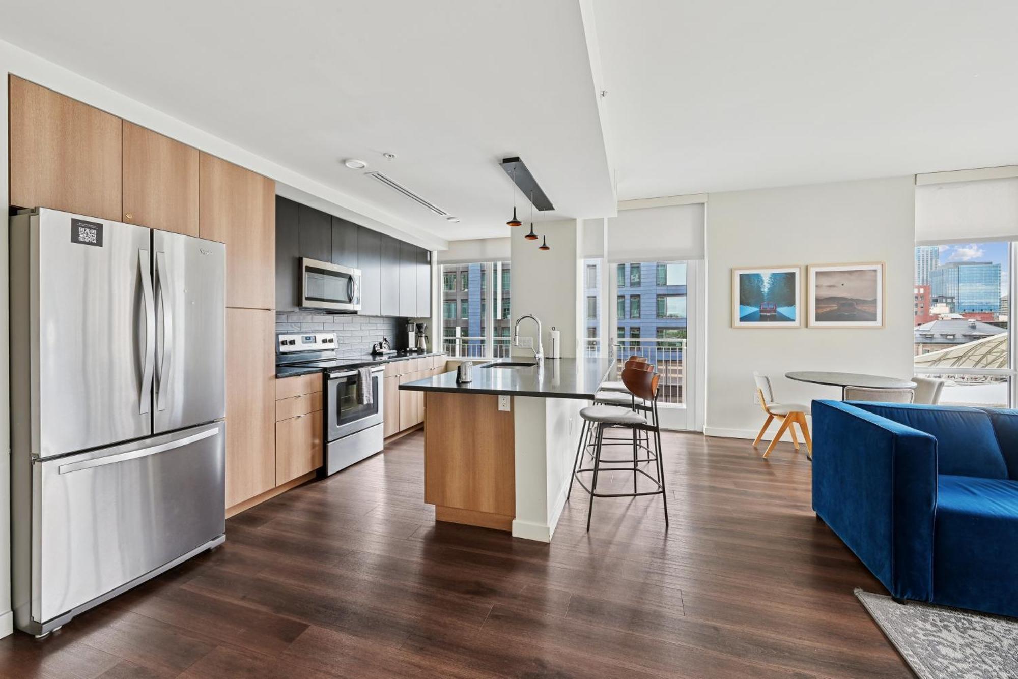 2 Bedroom Designer Furnished Apt at Union Station