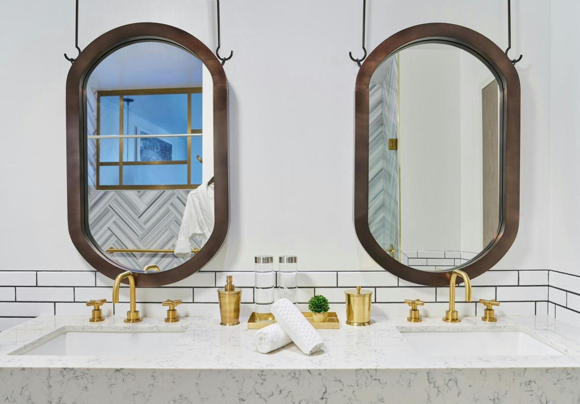Executive Suite King TUB Disability Access