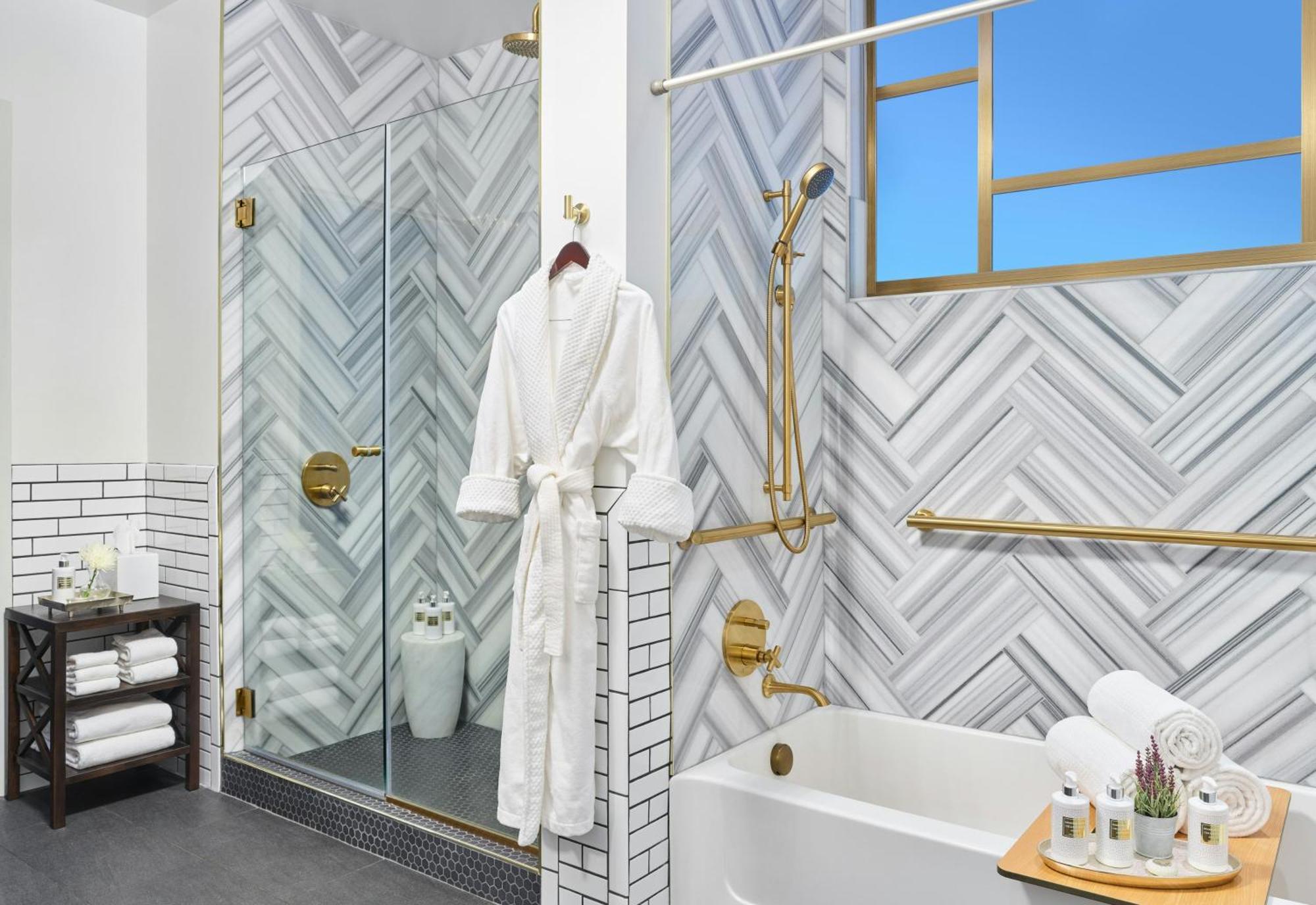 Executive Suite King TUB Disability Access