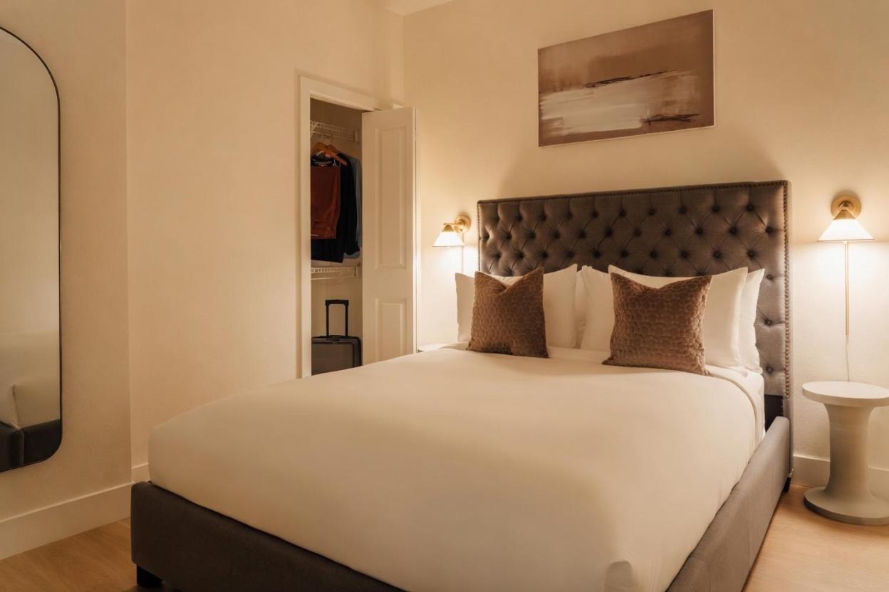 One-Bedroom Deluxe Apartment