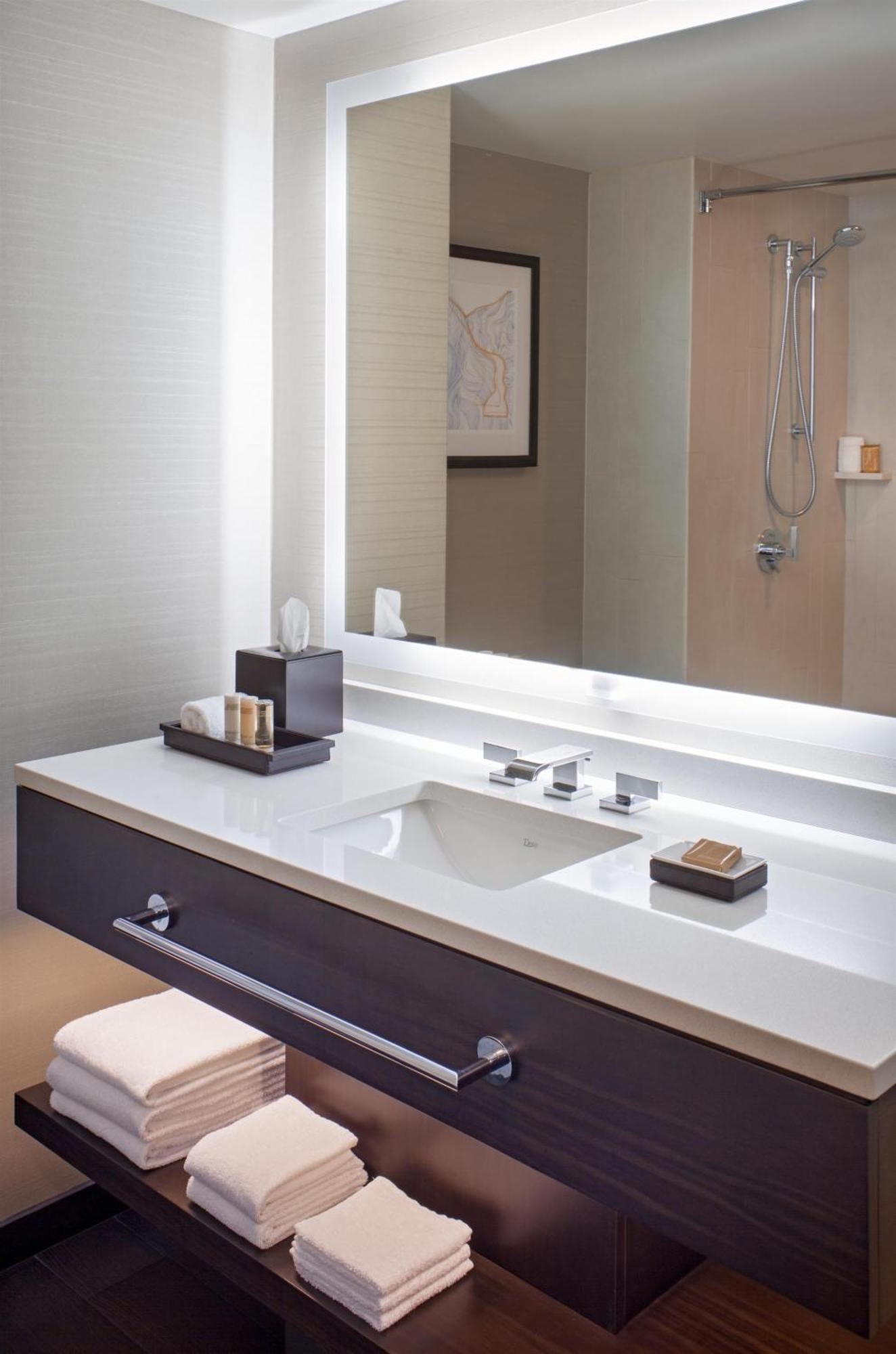 Zimmer mit Kingsize-Bett und barrierefreier Dusche – barrierefrei