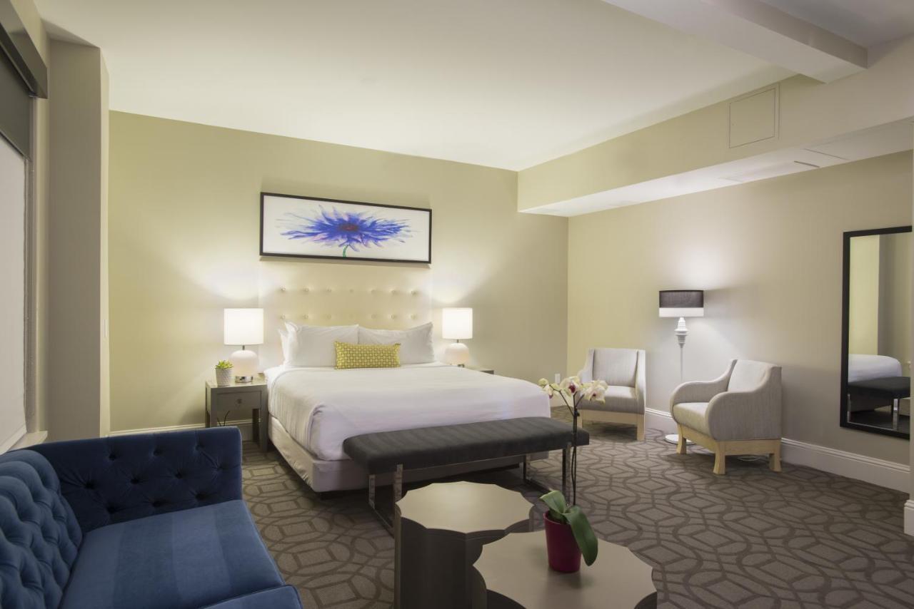 Deluxe Guest Room with One King Bed